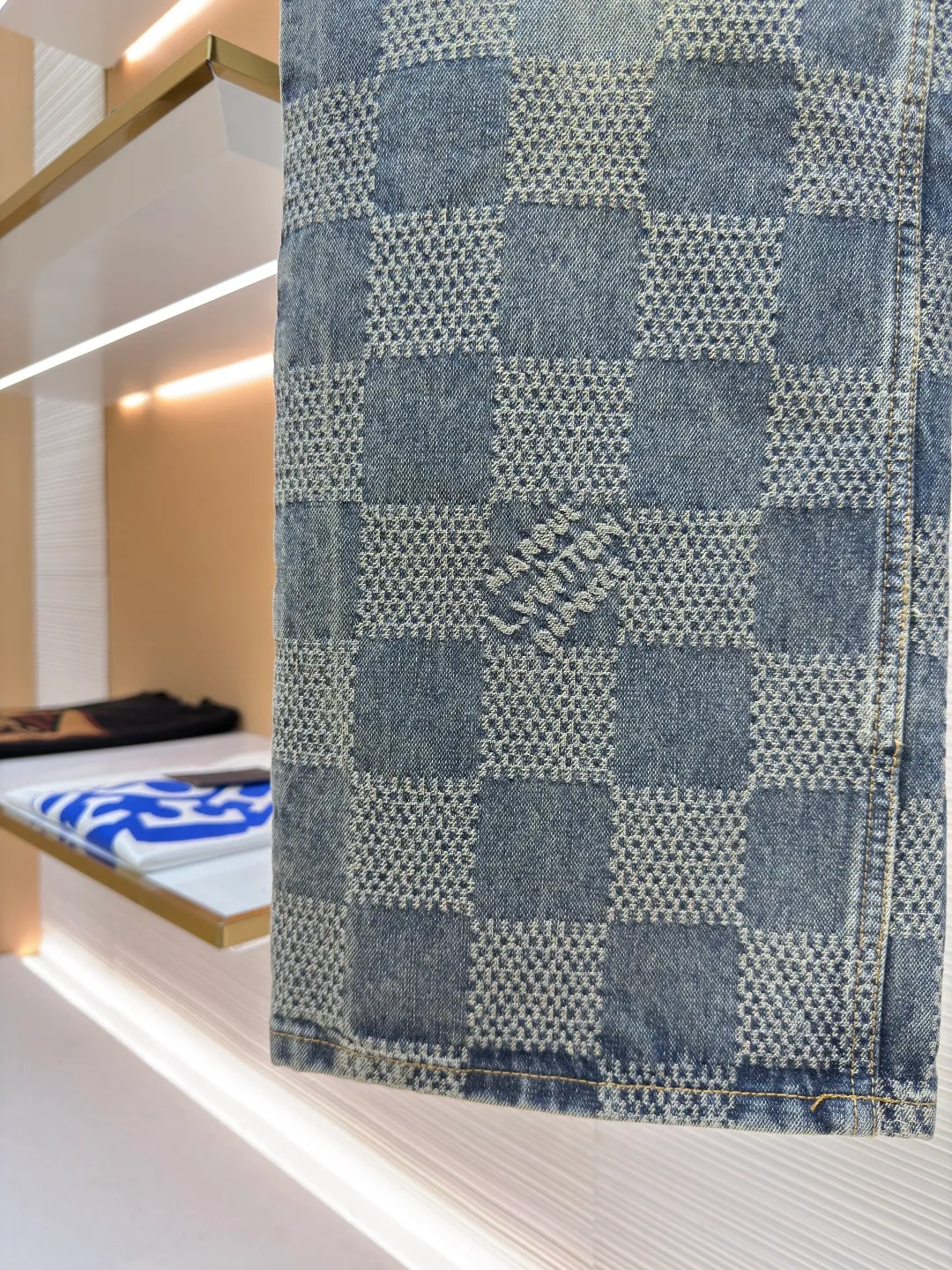 LOUIS VUITTON Yellow checkerboard denim trousers ●Authentic product: purchased and developed by 12899 ●Item number: 1680609-B80 ●Fabric: denim fabric ●Technology: jacquard production ●Version: fitted version ●Weight: about 825 grams ●Size: 30-32-34-36 ●Description: The fabric is integrated into 3D Damier jacquard, a classic plaid pattern combined with 3D jacquard technology, is a process of weaving three-dimensional patterns on the fabric through a loom. Fading and distressing effect, this fabric uses sand washing process and special dyeing technology. The natural wear and fading effect of the denim after washing makes it look more retro and historical. The overall wiring is straight and delicate, the fabric is comfortable and soft, and the color is consistent without color difference. It can be matched with the same style to create a fashionable look and control various occasions. Customized accessories, complete with three standards, same style for men and women!